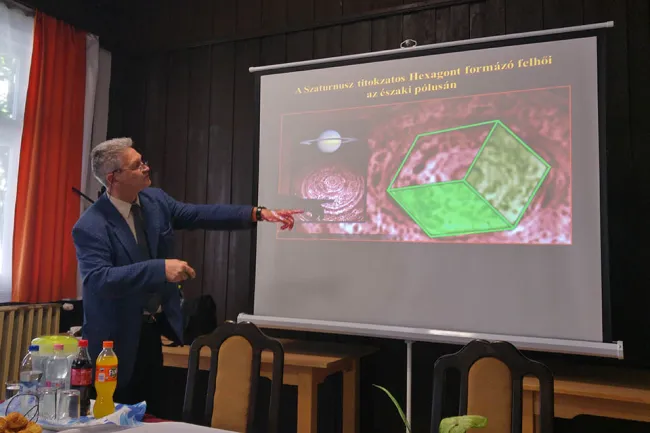 Kalmár János, a Magyar Ufókutató Szövetség elnöke tartott előadást Gyomaendrődön